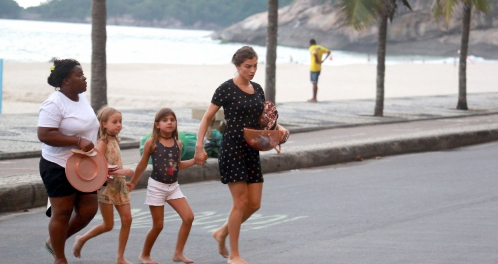 Grazi Massafera curte dia de praia com a filha, Sofia