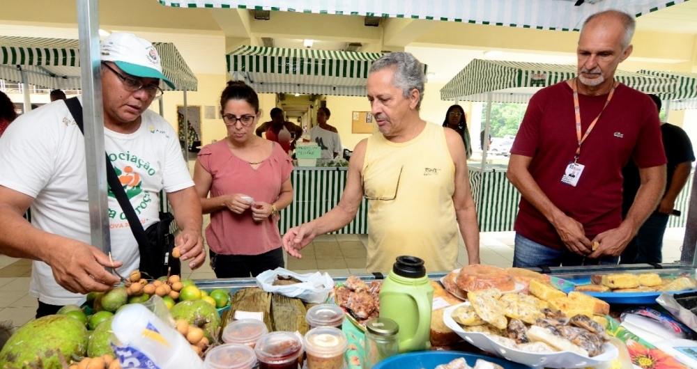 S�o 12 barracas com alimentos produzidos por produtores rurais da regi�o. A feira acontece quinzenalmente e foi lan�ada nesta ter�a-feira 