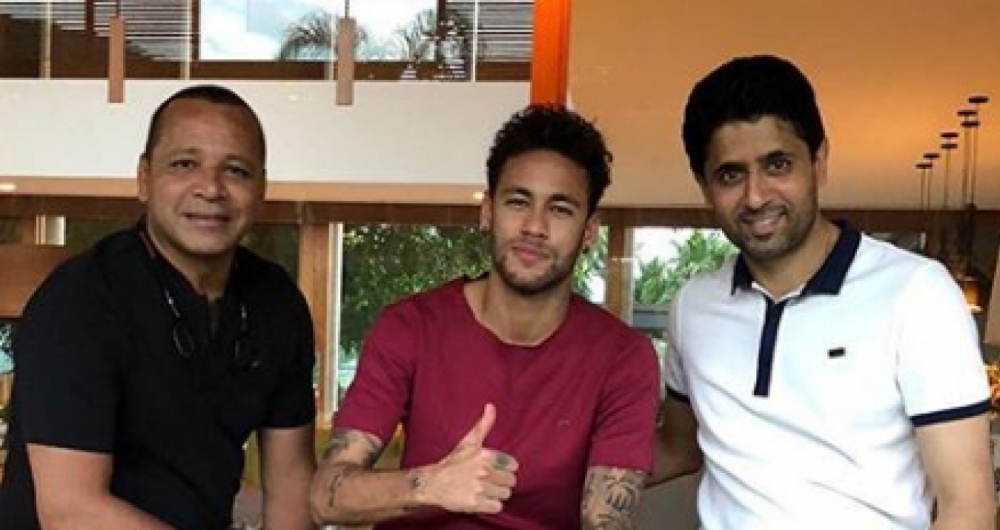 Neymar recebe a visita de dirigentes do PSG no Rio