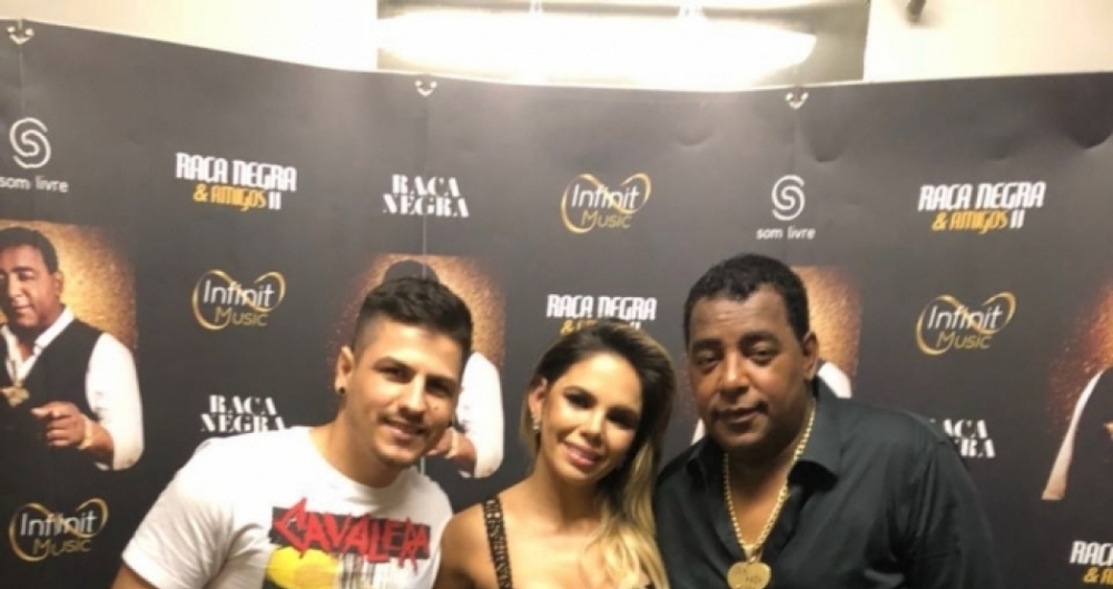 Frajola e Smya - vocalistas da Banda Magnficos ao lado deLuiz Carlos do Raa Negra