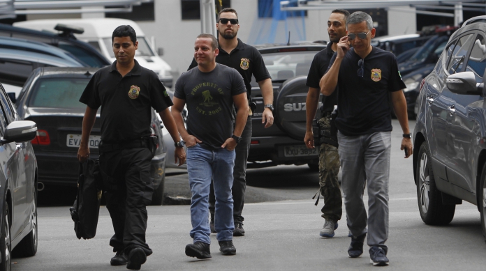 Pol�cia Federal prende o delegado da Pol�cia Civil Marcelo Martins, que caminha sorrindo, cercado de agentes