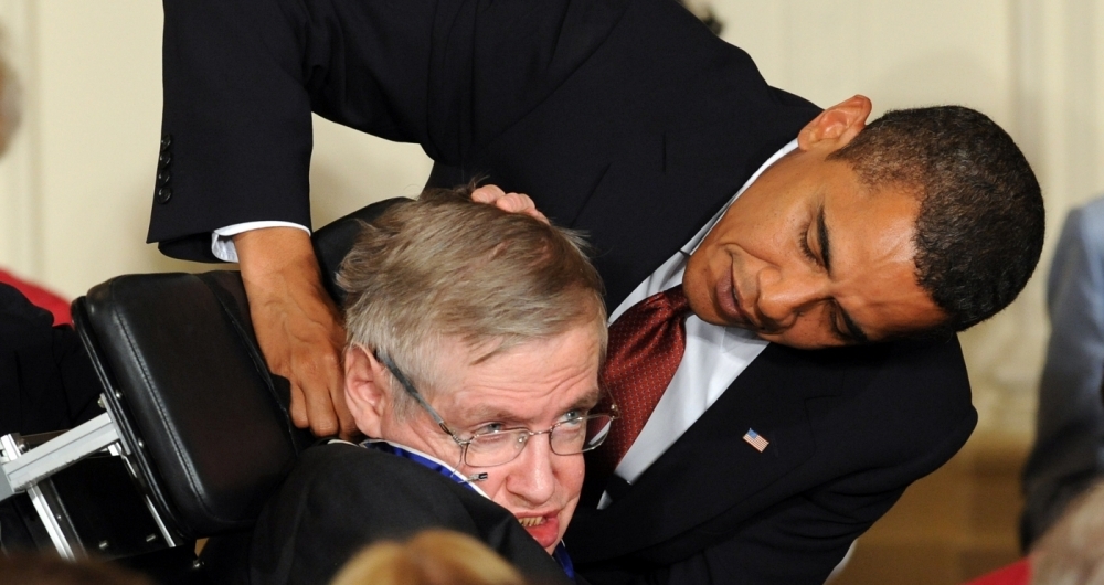 Stephen Hawking recebe a es the Medalha Presidencial da Liberdade, do ex-presidente dos Estados Unidos Barack Obama durante uma cerimônia na Casa Branca em Washington. 
