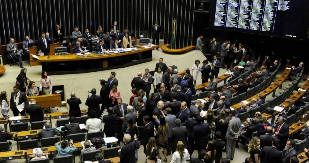 Deputados federais aprovam flexibiliza��o do hor�rio de transmiss�o da Voz do Brasil.