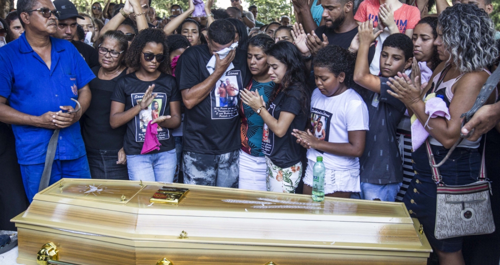 Jovem morto no Jacarezinho é enterrado