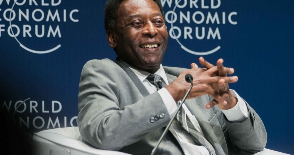 Pelé não vai viajar por problema no joelho