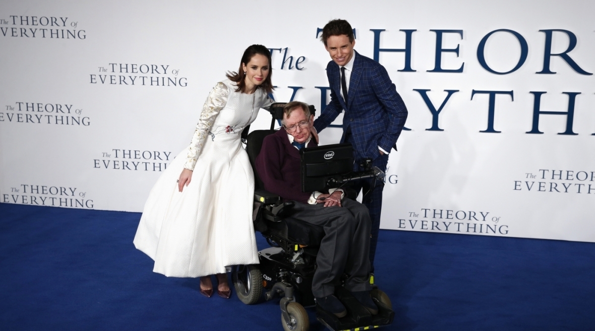 Os atores Felicity Jones e Eddie Redmayne com Stephen Hawking