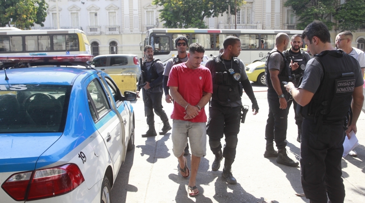 3-14-8--20 - Policiais da DRACO e da Delegacia de Homicidios chegam com presos na sede da Secretaria de Seguran&ccedil;a P&uacute;blica, na Centra do Brasil. Foto de Ma&iacute;ra Coelho / Ag&ecirc;ncia O Dia. Pol&iacute;cia , Viol&ecirc;ncia,Opera&ccedil;&atilde;o, Seguran&ccedil;a, Falta,