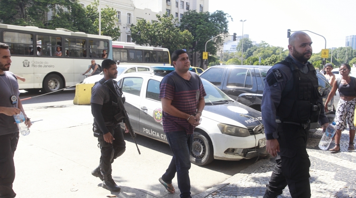 2018-03-14 - Policiais da DRACO e da Delegacia de Homicidios chegam com presos na sede da Secretaria de Seguran&ccedil;a P&uacute;blica, na Centra do Brasil. Foto de Ma&iacute;ra Coelho / Ag&ecirc;ncia O Dia. Pol&iacute;cia , Viol&ecirc;ncia,Opera&ccedil;&atilde;o, Seguran&ccedil;a, Falta,