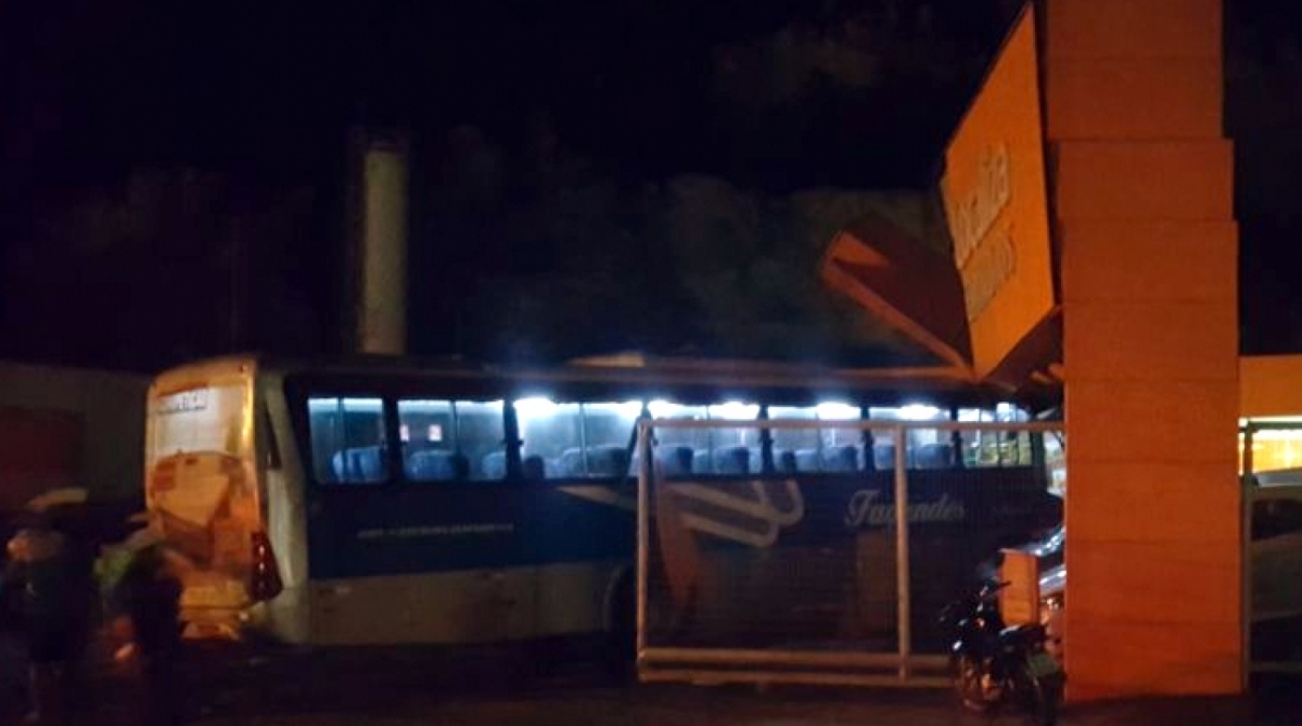 Ônibus da viação Fagundes invade concessionária em Niterói