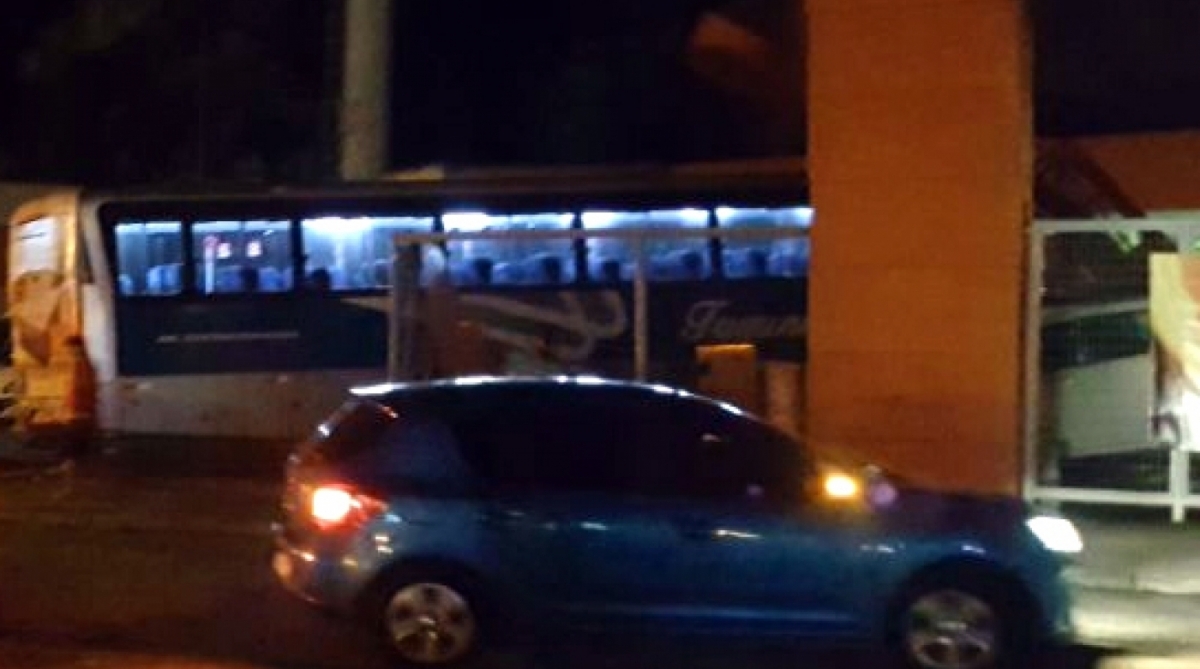 Ônibus da viação Fagundes invade concessionária em Niterói