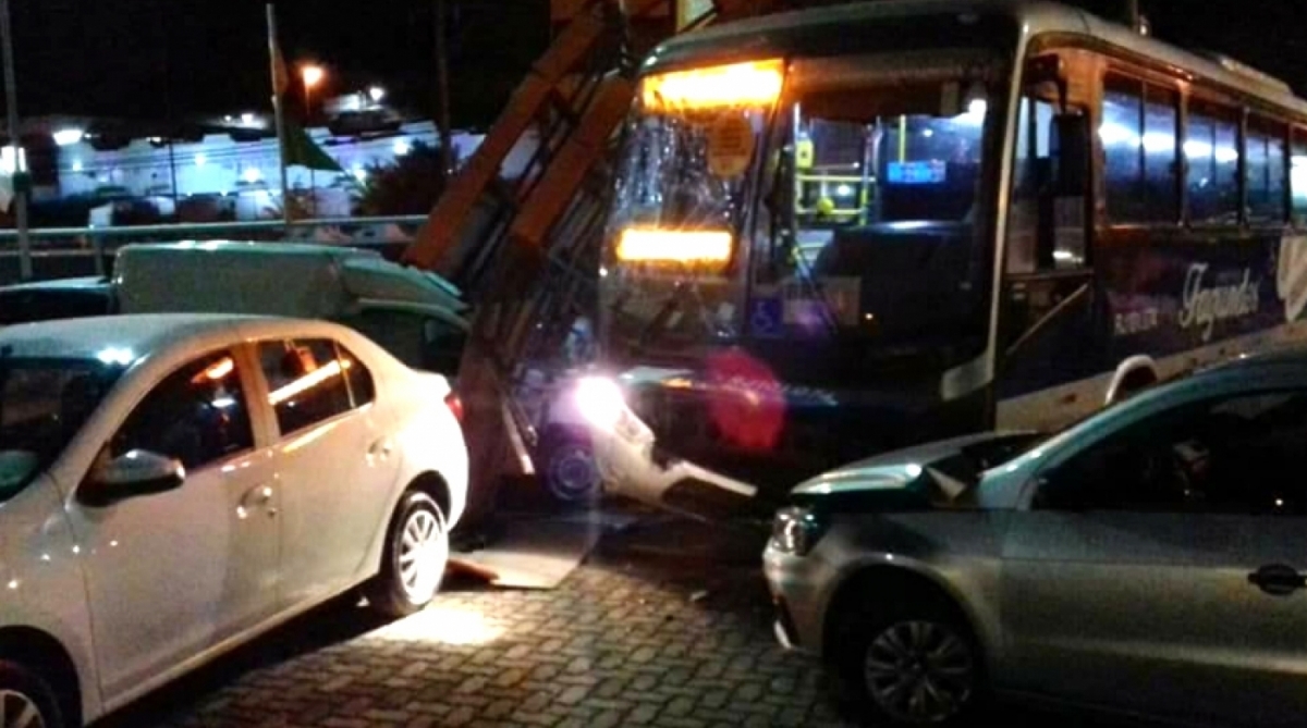 Ônibus da viação Fagundes invade concessionária