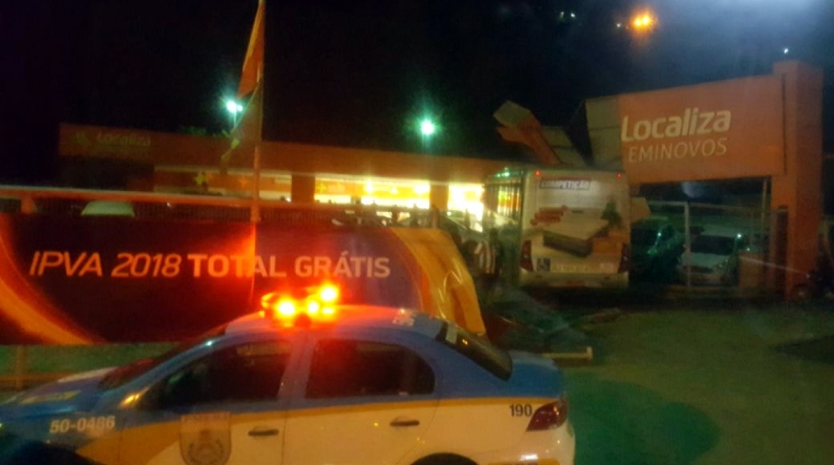 Ônibus da viação Fagundes invade concessionária em Niterói