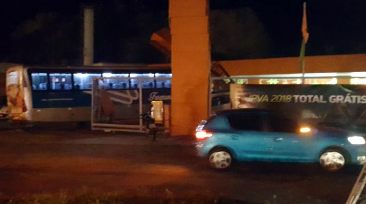 Ônibus da viação Fagundes invade concessionária em Niterói