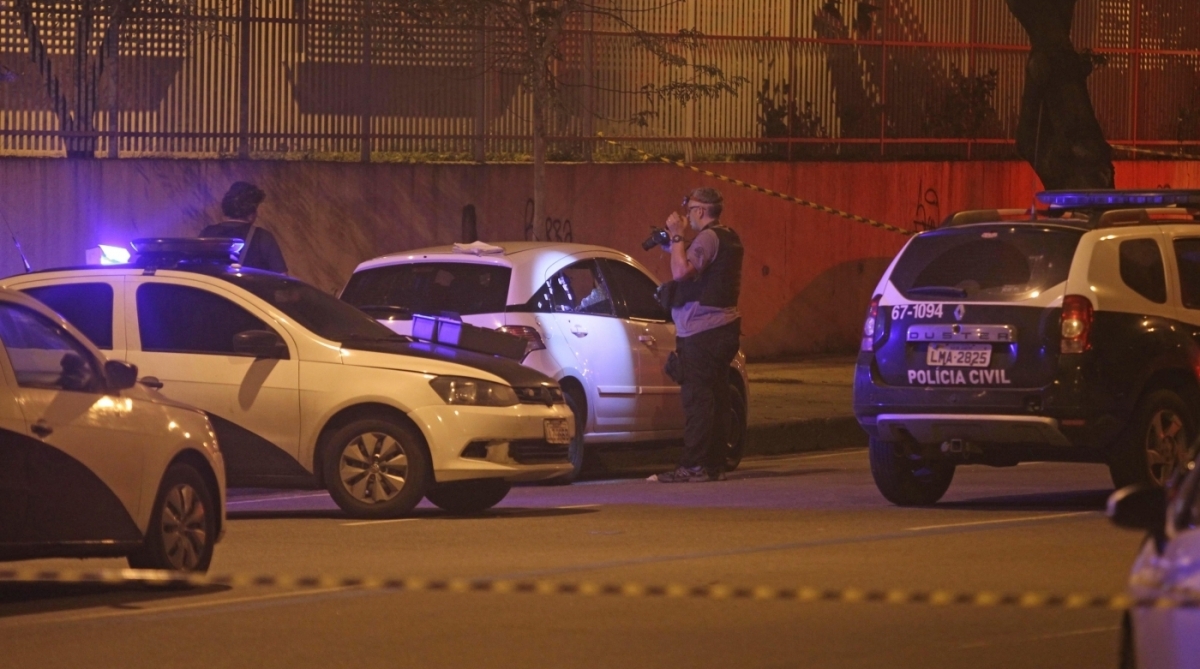 3-14-8--20. A vereadora Marielle Franco foi morta a tiros na Rua Joaquim Palhares, Região Central do Rio, na noite desta quarta-feira (14). De acordo com a policiais do 4° BPM (São Cristóvão), ela foi baleada dentro de um carro. Ela e um motorista morreram no local. Foto - Ernesto Carriço / Agência O Dia