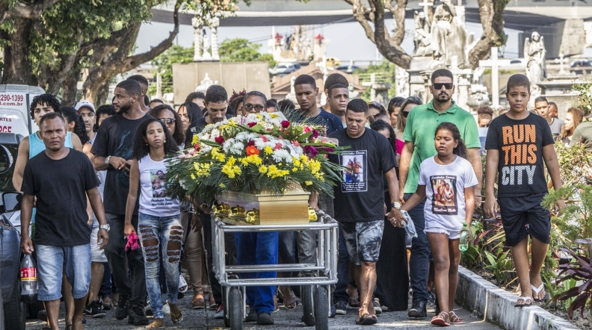 Enterro de Matheus Melo, 23 anos morto após deixar a namorada Dayane Galdino, 21 anos no Jacarezinho. Sepultamento aconteceu no Memorial do carmo no Caju e teve a presenca do pai Wellington Castro, a mae Elaine Melo, familiares e amigos. Rj, 14 de marco.