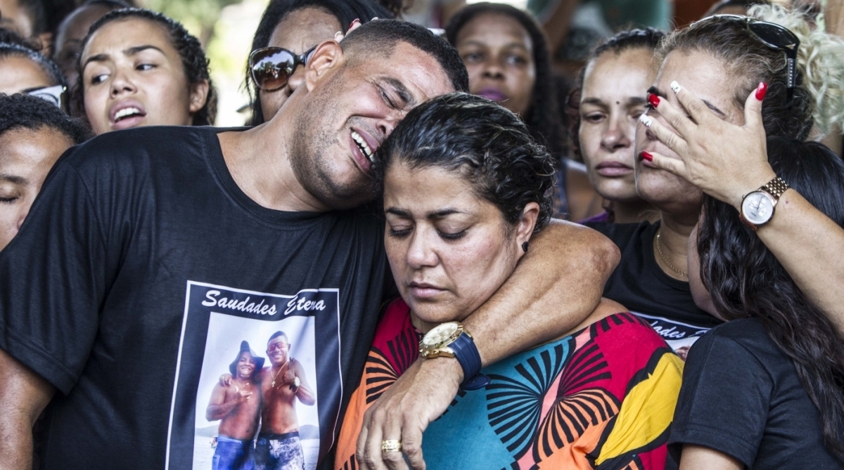 Enterro de Matheus Melo, 23 anos morto após deixar a namorada Dayane Galdino, 21 anos no Jacarezinho. Sepultamento aconteceu no Memorial do carmo no Caju e teve a presenca do pai Wellington Castro, a mae Elaine Melo, familiares e amigos. Rj, 14 de marco.