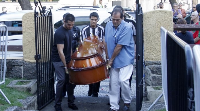 O corpo de Bebeto de Freitas � levado para o vel�rio na sede do Botafogo, em General Severiano