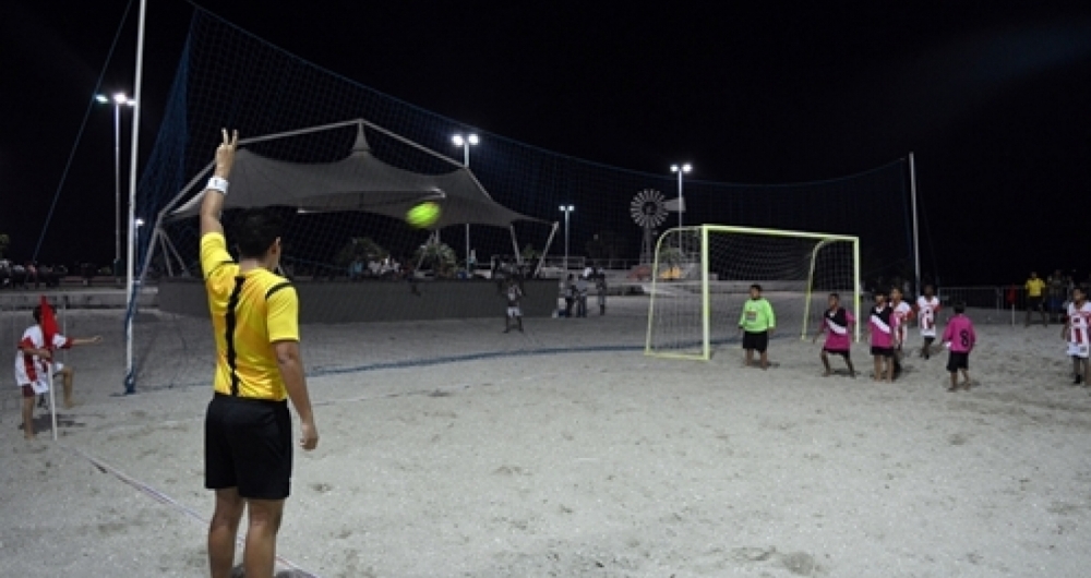 O beach soccer seleciona atletas nas categorias feminina e masculina