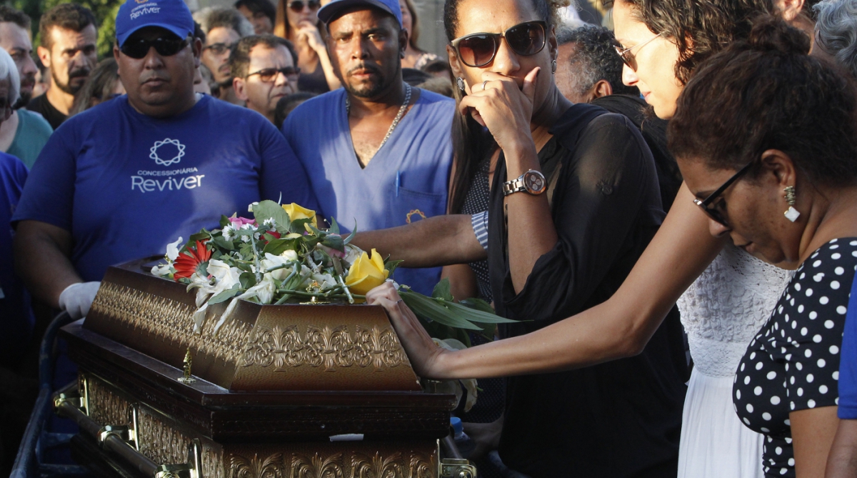 2018-03-15 - Sepultamento da vereadora Marielle Franco, de 38 anos, assassinada quando voltava para casa ao lado de uma assessora e seu motorista, este que também morreu na ação criminosa ocorrida na noite de ontem. O funeral da parlamentar foi realizado no cemitério São Francisco Xavier, no Cajú, zona portuária da cidade. Na imagem, amigos e familiares choram a morte da vereadora do PSOL. Foto de Alexandre Brum / Agência O Dia - POLICIA CIDADE CRIME ENTERRO MULHER VIOLÊNCIA FEMINIC?.DIO POLITICA NEGROS PM INTERVENÇÃO CÂMARA MUNICIPAL