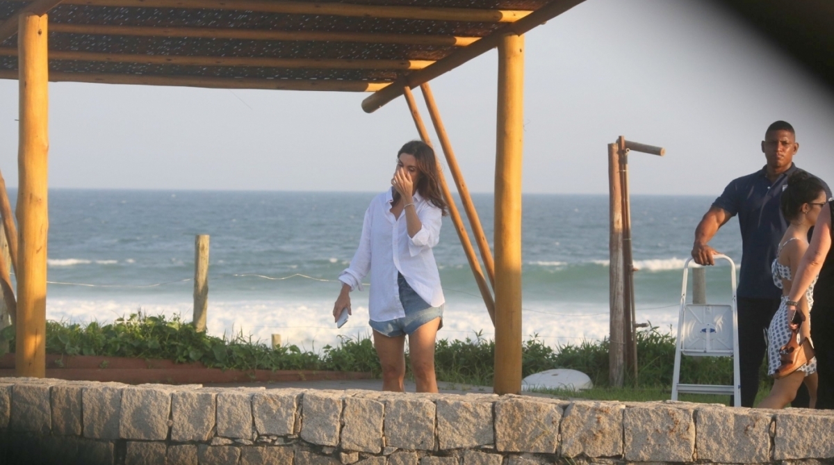 Fátima Bernardes faz passeio na orla do Rio