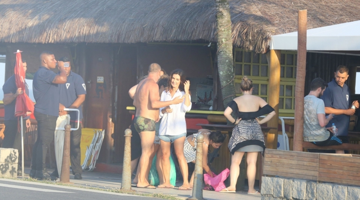 Fátima Bernardes faz passeio na orla do Rio