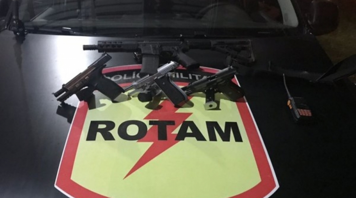 Polícia apreende um fuzil e três pistolas com traficantes.