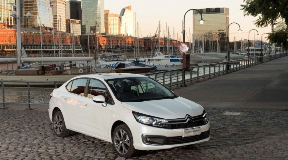 Interior combina materiais de boa qualidade. Acabamento das saídas de ar são cromados