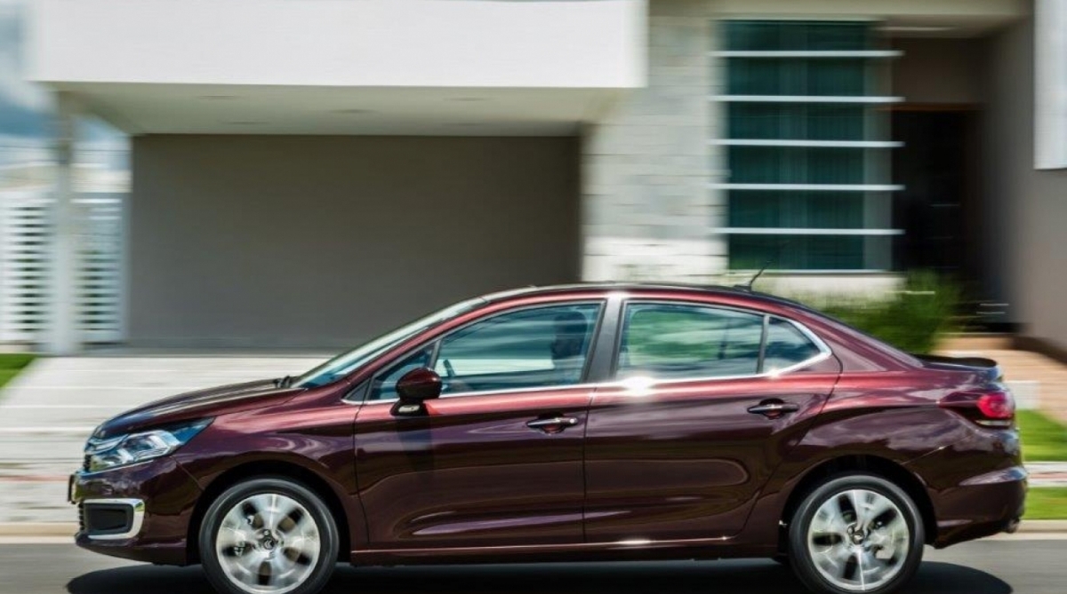 Interior combina materiais de boa qualidade. Acabamento das saídas de ar são cromados