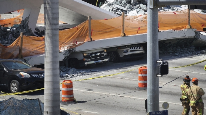A passarela de 9,5 toneladas caiu sobre carros em avenida de Miami