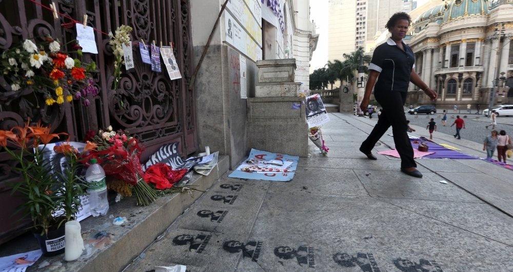 Flores, faixas de luto, cartazes, velas e outros objetos foram colocados quinta-feira e ontem na porta da C�mara do Rio (foto) e no local onde ocorreu o crime em homenagem � vereadora Marielle Franco e seu motorista