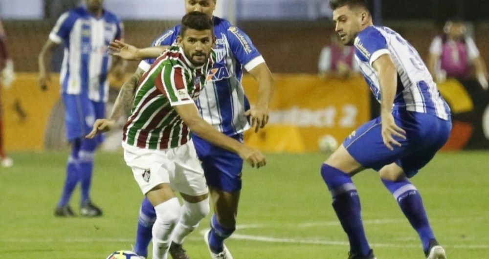 Jadson desarma um jogador do Avaí: Flu dá adeus precoce à Copa do Brasil