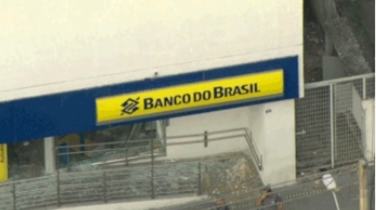 Homens explodiram caixa em Cotia e fugiram antes da chegada da polícia. - Reprodução/ Tv Globo