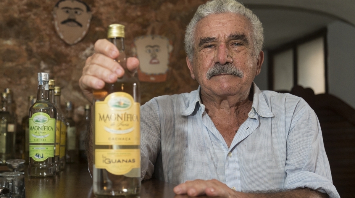 Especial Cachaça Magnífica - O produtor e criador da cachaça Magnífica, João Luiz de Faria, em sua casa em Santa Teresa, conta a história do surgimento da cachaça até os dias de hoje. Foto: Daniel Castelo Branco / Agência O Dia