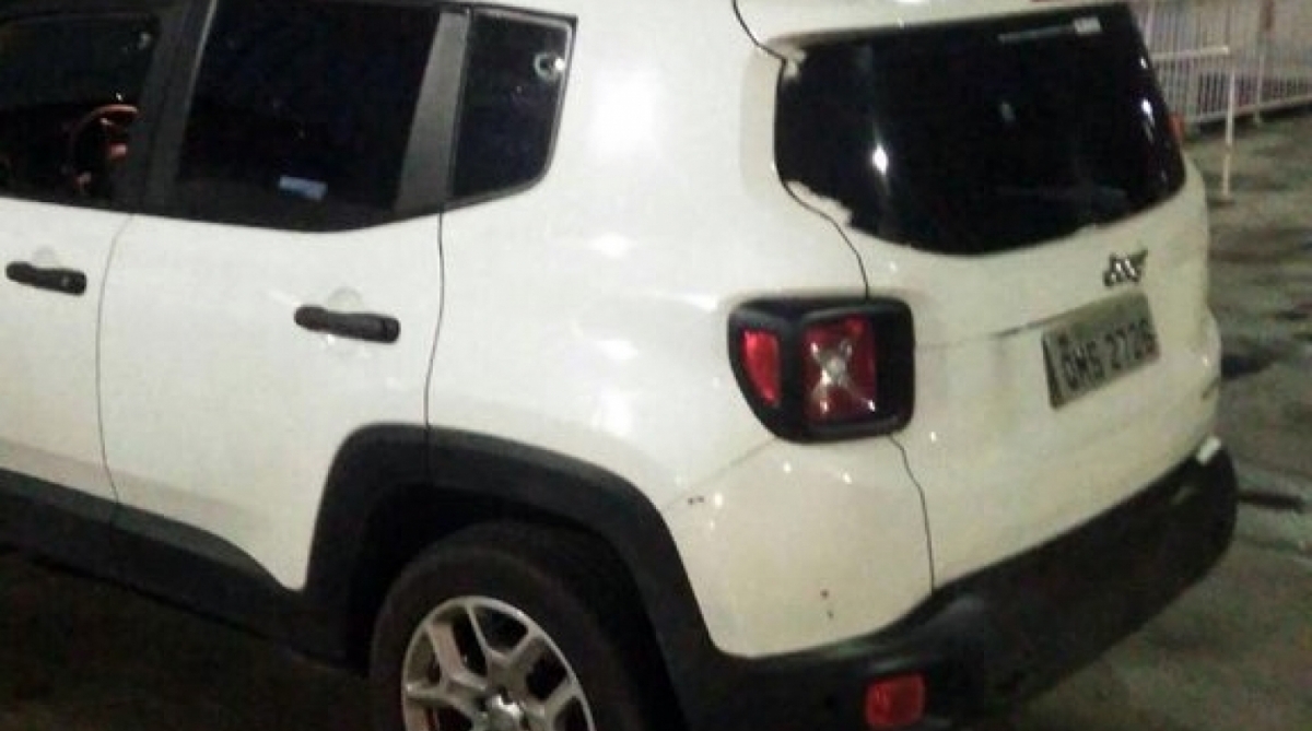 Carro apreendido por policiais da UPP Nova Brasília durante ação no Complexo do Alemão