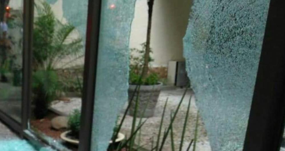 Vidraa de prdio ficou quebrada aps troca de tiros em Niteri.