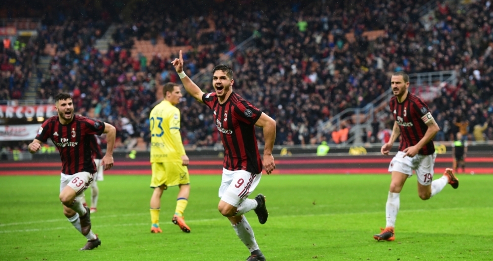 Andre Silva comemora gol da vit�ria do Milan sobre o Chievo