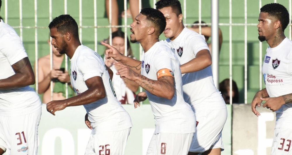 Douglas (centro) comemora o gol de p�nalti em cima da Cabofriense: Flu empatou em ritmo de treino