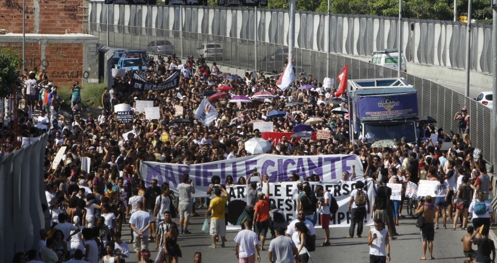 Ato passa pela Linha Amarela. Alm de moradores, polticos e artistas, como Camila Pitanga, participaram da manifestao que teve slogans como 