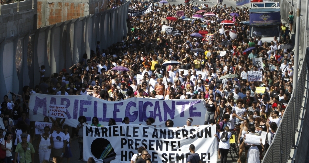 Cerca de 2 mil pessoas protestaram contra a morte da vereadora Marielle Franco e do motorista Anderson Pedro Gomes na Mar�.