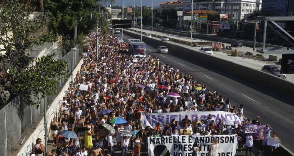 Manifestantes seguiram em passeata pelas ruas do Complexo da Maré, onde nasceu a vereadora Marielle Franco.