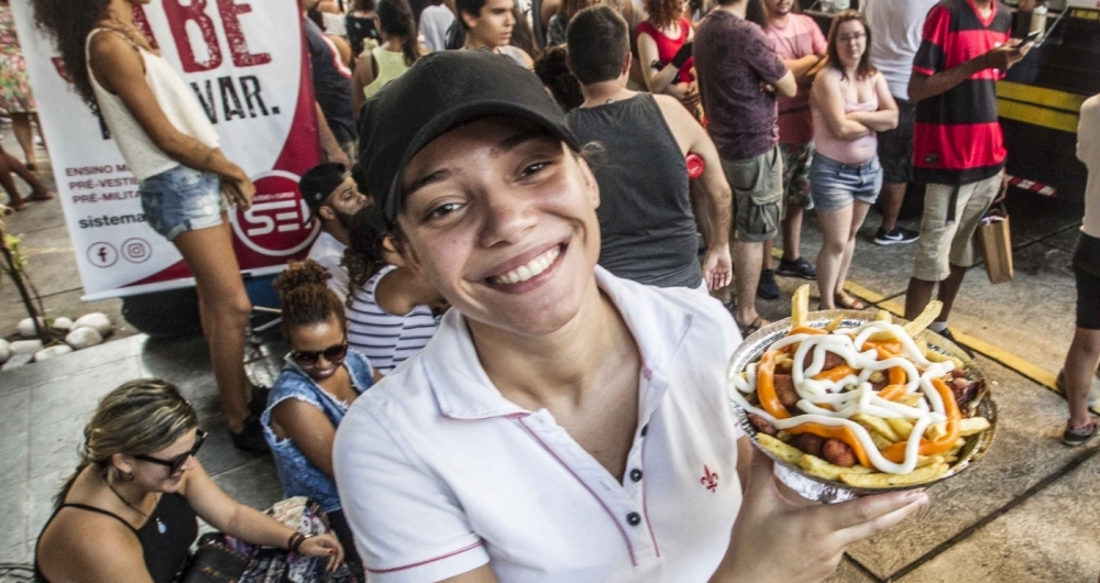 Yasmim, dona da batata carioca de Marechal, comemorou as vendas