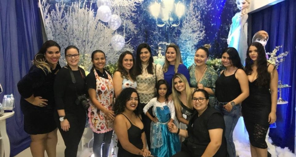 Menina que chorou ao ganhar bolo de aniversrio recebe festa do Frozen no Macap.