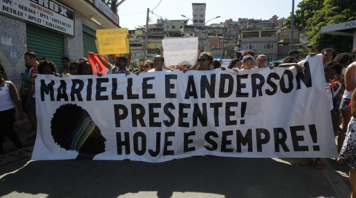Em ato na Mar&eacute; (zona norte do Rio de Janeiro) que contou com cerca de 2.000 pessoas, amigos e colegas do partido protestaram contra a morte da vereadora Marielle Franco (Psol-RJ) e do motorista Anderson Pedro Gomes, ocorrida na quarta-feira (14) no bairro do Est&aacute;cio, regi&atilde;o central da cidade.Os manifestantes seguiram em passeata pelas ruas da comunidade onde nasceu a vereadora