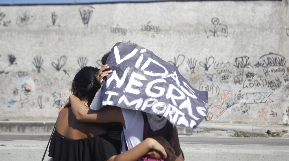 Manifestantes em passeata no Complexo da Maré em memória da vereadora Marielle Franco - Severino Silva