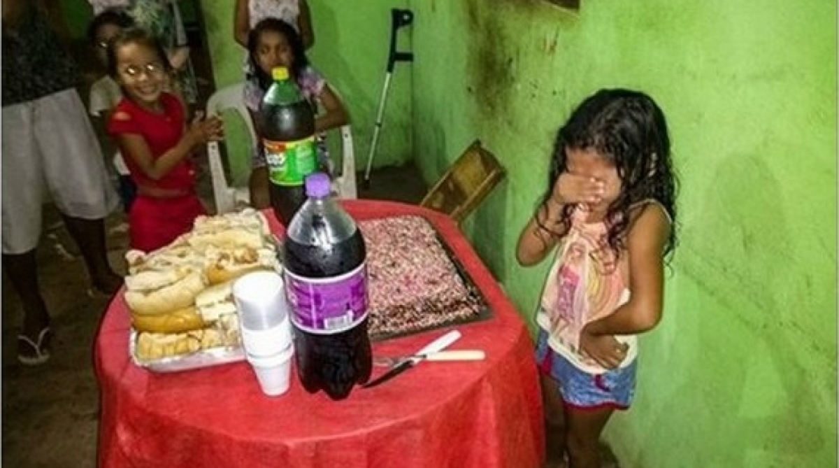 Menina Rinah Laise fez sucesso na internet após se emocionar com bolo de aniversário.