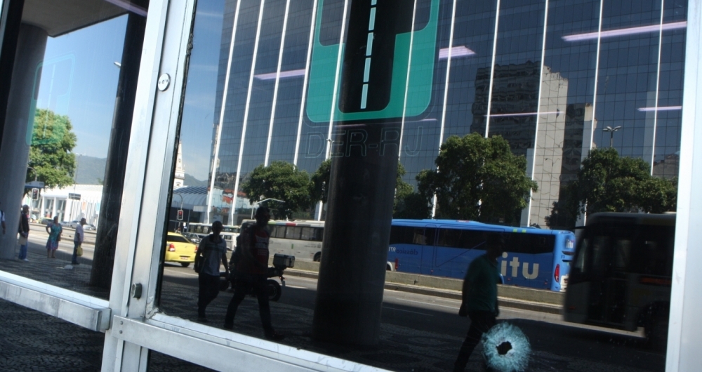 Na foto, prédio do Departamento de Estradas de Rodagem (DER) atingido por disparos durante tiroteio na Avenida Presidente Vargas