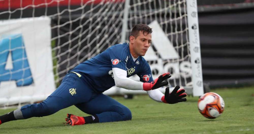 Diego Alves no treino do Flamengo: de boa com a torcida rubro-negra
