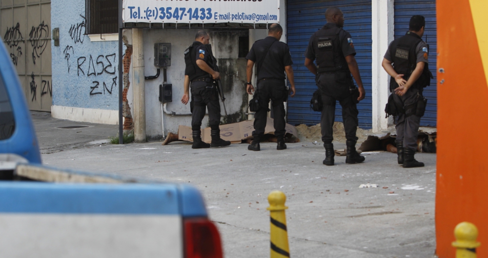 Tiroteio no Engenho de Dentro deixa dois bandidos mortos e muitas marcas de balas nas paredes na Rua Piaui, Zona Norte do Rio