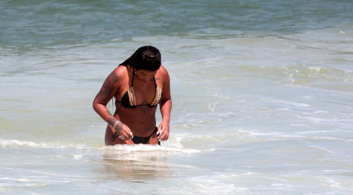 Ludmilla curte dia de sol na Praia de Copacabana