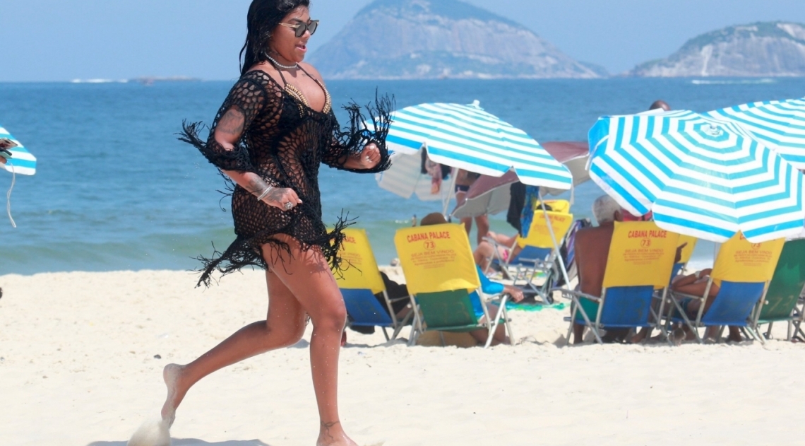 Ludmilla curte dia de sol na Praia de Copacabana